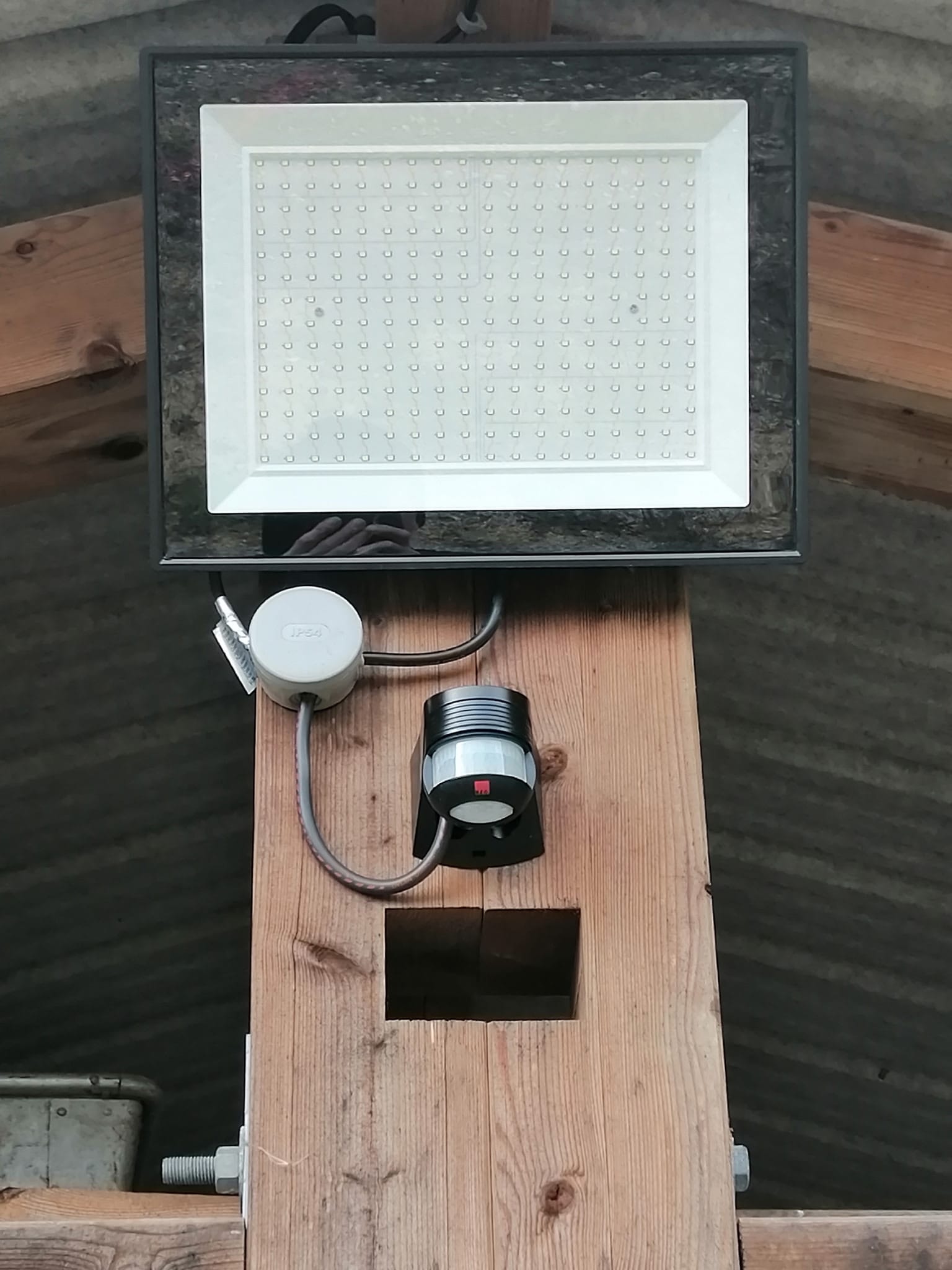 Pose d'éclairage extérieur avec détecteur de mouvement