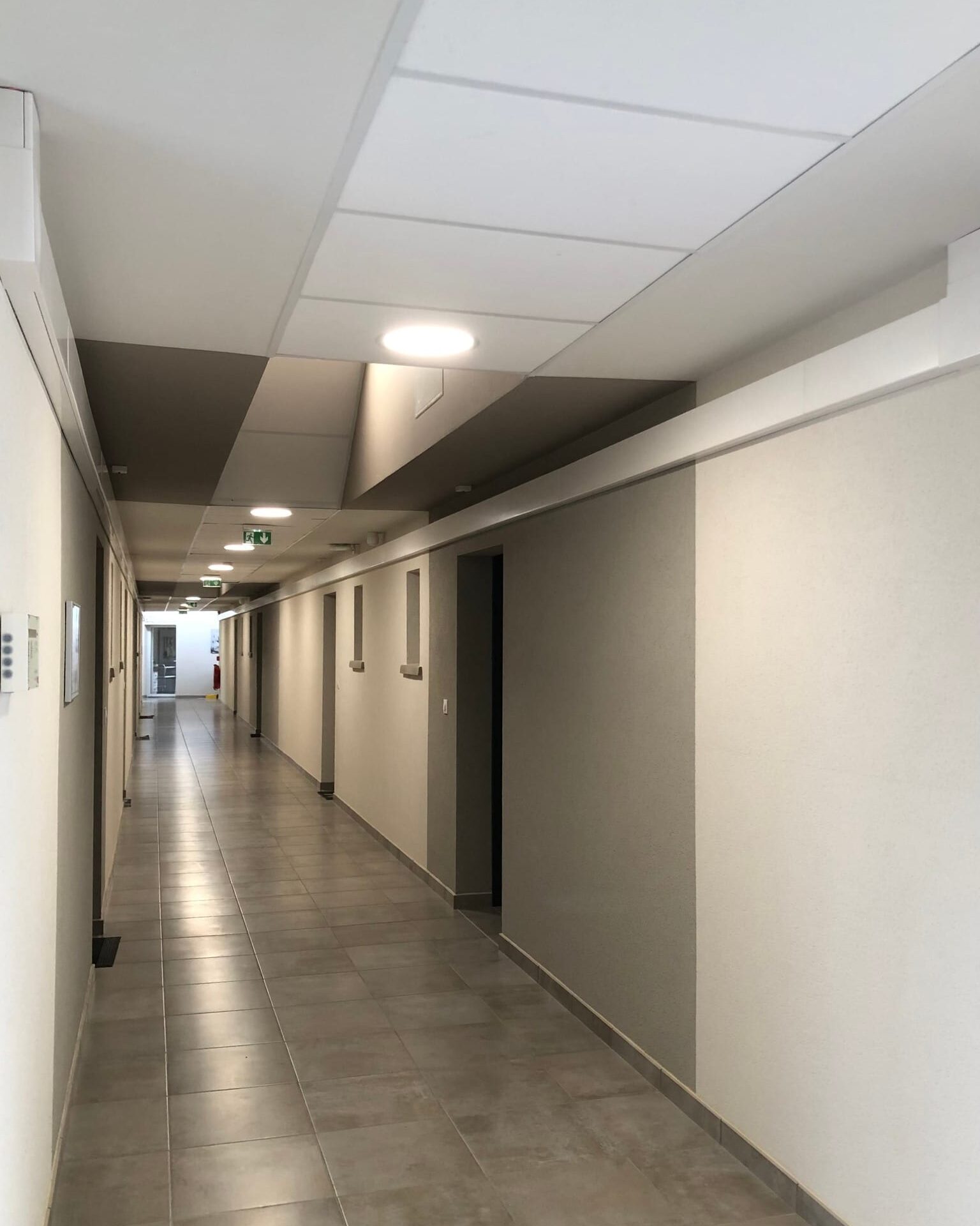 Pose de goulottes et de gaines pour passage de fibre optique.