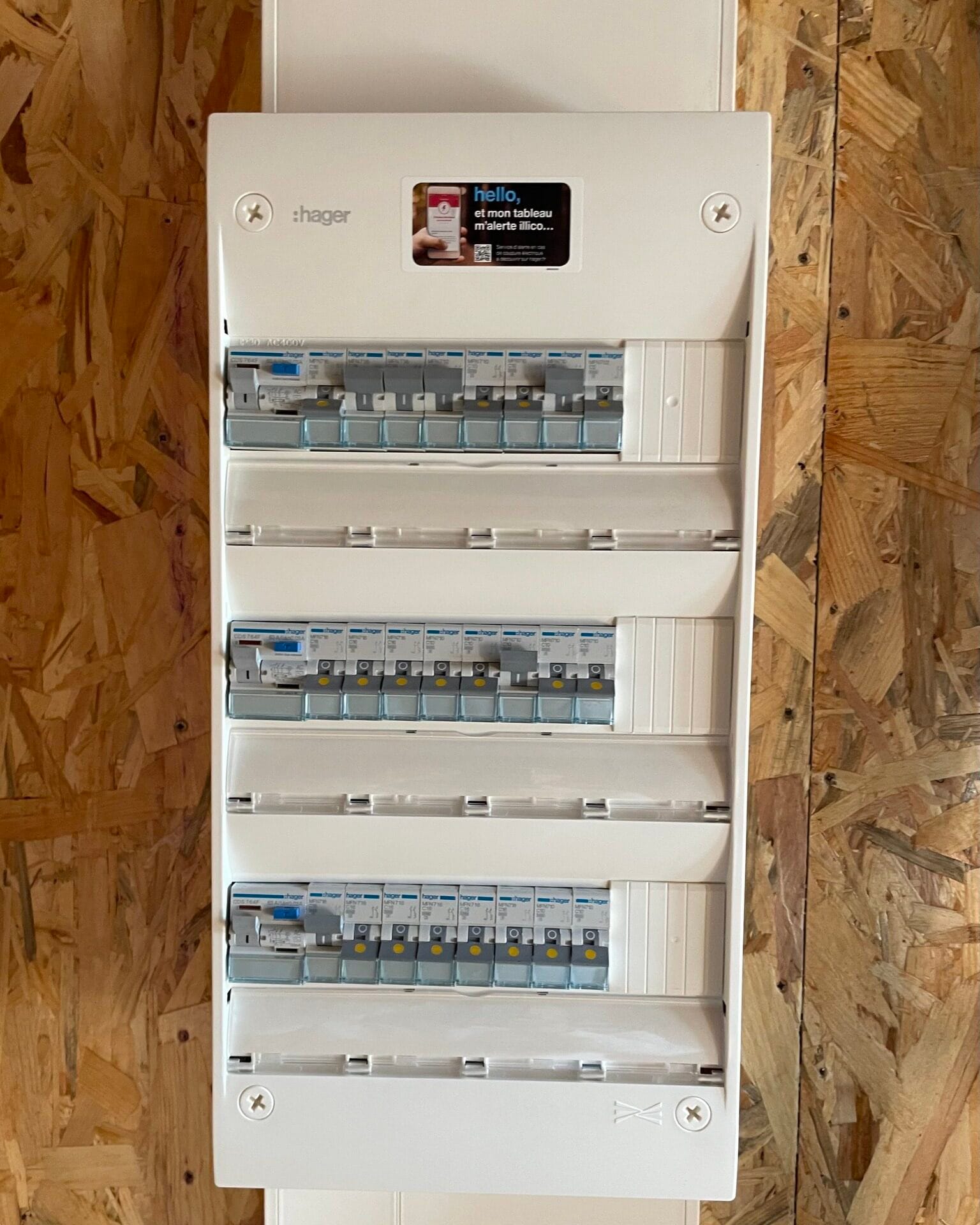 Réalisation d'un tableau électrique à la norme.